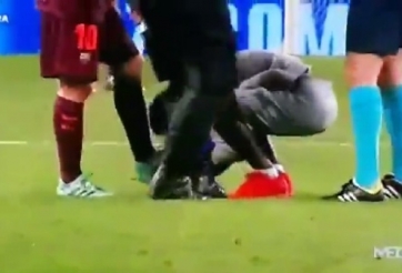 VIDEO: Fan cuồng chạy vào sân hôn giày Messi đầy táo bạo