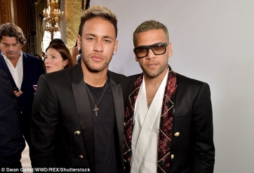 VIDEO: D. Alves cùng Neymar sải bước tự tin trên sàn Catwalk