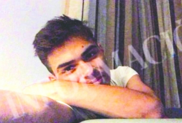 Cầu thủ 18 tuổi vong mạng trước sự bất lực của bạn bè 