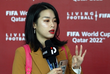 Nữ phóng viên xinh đẹp tại lễ bốc thăm VL World Cup 2022