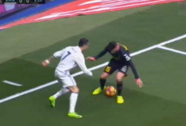 VIDEO: Ronaldo tái hiện lại pha xâu kim 'ảo thuật' của Ronaldinho