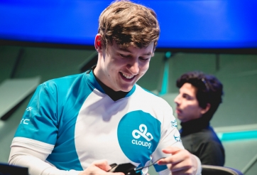 C9 Svenskeren người đầu tiên trong các kì CKTG được tặng quà