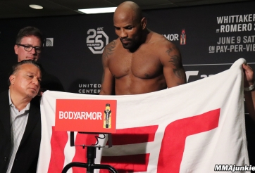 Yoel Romero trở thành võ sĩ đầu tiên lố cân 2 trận tranh đai liên tiếp. 