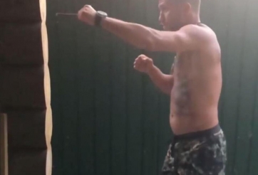 Ấn tượng nhà vô địch Boxing Vasyl Lomachenko đóng đinh bằng tay trần