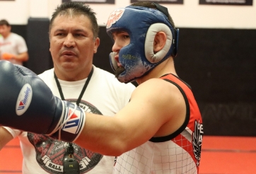 HLV Khabib lo ngại thói quen 'bất kham' của học trò sẽ là miếng mồi ngon cho Conor