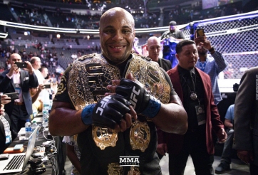 Daniel Cormier sẽ không còn giữ 2 đai vô địch cuối năm nay?