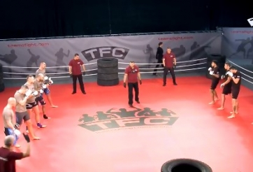 VIDEO: Hài hước khi các võ sĩ MMA chơi ... đánh hội đồng 