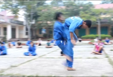 VIDEO VUI: Tai nạn biểu diễn, võ sinh Vovinam ... dính trọn mông bạn tập 
