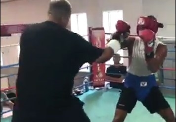 VIDEO: Cậy to xác vẫn 'ngập hành' trước nhà vô địch Boxing 