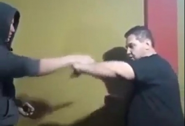 VIDEO VUI: Không biết chống dao thì đừng thể hiện