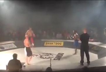 VIDEO: Lạ lùng thể thức MMA ... 3 người đánh lẫn nhau