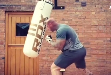 VIDEO: Khi người đàn ông đáng sợ nhất thế giới đánh MMA