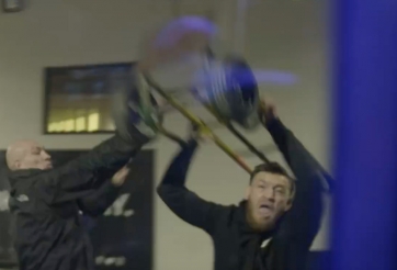 Nạn nhân tại UFC 223 bị fan của Conor McGregor quấy rối