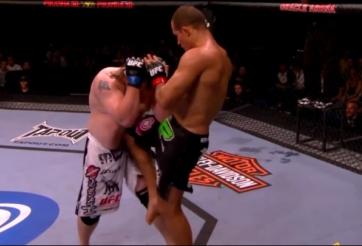 VIDEO Khi những cái cằm cứng nhất MMA bị đập vỡ