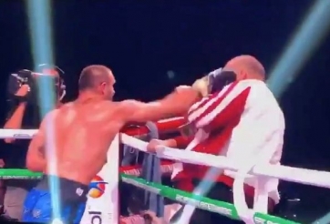 VIDEO: Cay cú vì thua trận, võ sĩ đấm luôn huấn luyện viên