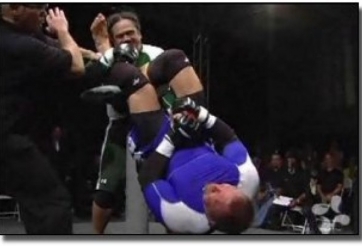 VIDEO Vừa vật tay ... vừa đánh MMA?