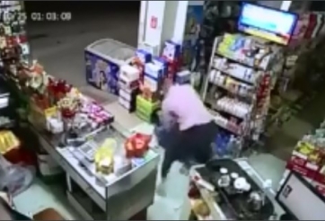 VIDEO Tên cướp bị người chủ tiệm già dùng MMA đánh tơi tả