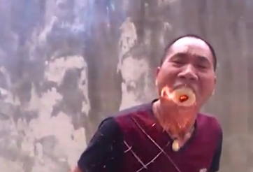 Kinh hoàng công phu thổi ra lửa của người đàn ông Trung Quốc