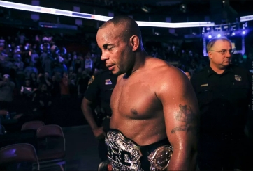 Daniel Cormier thừa nhận đánh bại Jones vẫn 'sướng' hơn Brock Lesnar