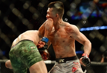 VIDEO Cú chỏ ngược 'vô hình' kết thúc UFC Fight Night 139