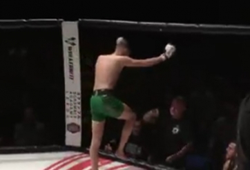 VIDEO Võ sĩ bung gối vì màn ăn mừng quá đà