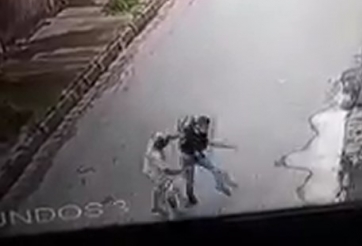 VIDEO Hạ gục tên cướp dùng súng chỉ sau 3 đòn đấm