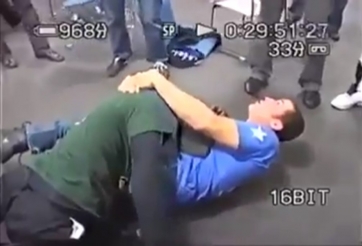 Võ sĩ bị siết ngất xỉu vì động tới cao thủ Nhu thuật Brazil