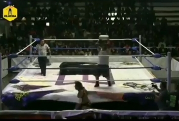 VIDEO: Võ sĩ nhập viện vì bị đối thủ ... ném bê tông vào đầu