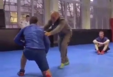 VIDEO: Gừng càng già càng cay, xem võ sư già tuổi 'dạy dỗ' các đô vật trẻ