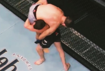 Quật ngã đối thủ, võ sĩ UFC ... tự knockout chính mình