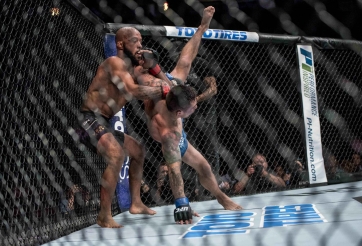 VIDEO Cú bẻ tay giữa không trung của Demetrious Johnson