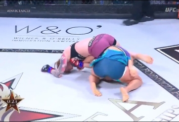 VIDEO Nữ võ sĩ tự bẻ tay mình khi quật ngã đối thủ