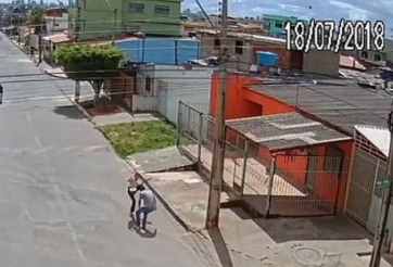 VIDEO Cướp nhầm nữ võ sĩ, thanh niên ăn đòn đau đớn