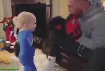 VIDEO Conor McGregor dạy con trai tập Boxing chào năm mới