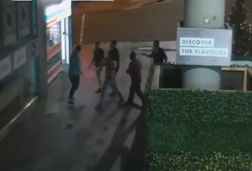 VIDEO: Đơn thương độc mã, thanh niên dùng Muay Thái hạ gục 5 đối thủ