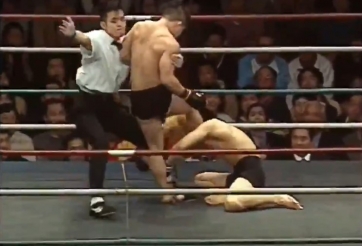 Bị đá gục, võ sĩ vẫn tỉnh bơ nhắc trọng tài ... rơi bút