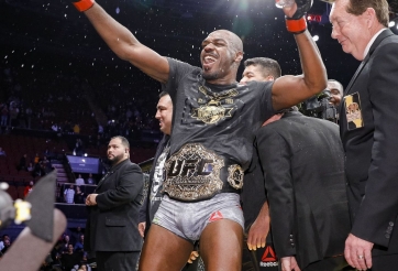 HLV Mike Winkeljohn: 'Dù sao đi nữa, Jones chẳng thể thay đổi những kẻ căm ghét cậu ta'