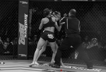 Trọng tài phớt lờ, nữ võ sĩ bị đánh vỡ xương hàm tới knockout