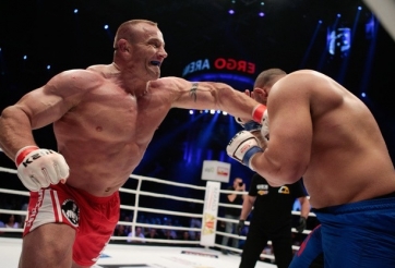 VIDEO: Người đàn ông khỏe nhất thế giới hủy diệt đối thủ trên sàn MMA