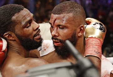 Chấn thương kinh hoàng: Bị đối thủ húc đầu, võ sĩ rách trán khâu 25 mũi 