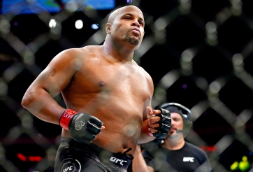 Daniel Cormier tiết lộ khoản thù lao khủng UFC chịu chi để 'cứu' UFC 230