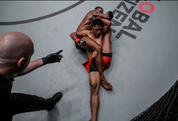 VIDEO: Pha bẻ chân lạnh người của Adriano Moraes tại ONE Hero's Ascent