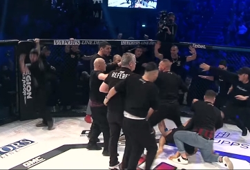 VIDEO Bỏ qua lời xin hàng của HLV, trọng tài khiến bạo loạn nổ ra giữa sàn đấu