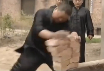 VIDEO Kinh ngạc với bài tập Công phu Thiết sa chưởng 