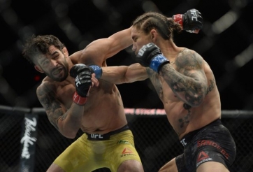 VIDEO: Cựu vương Renan Barao 'sập nguồn' sau combo của Luke Sanders