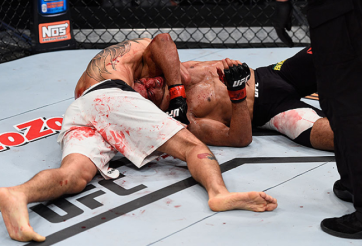 VIDEO Võ sĩ UFC khiến đối thủ đầu hàng bằng bằng đòn siết cực khó