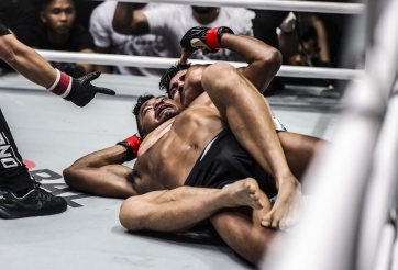 VIDEO 'Tarzan' Ariel Sexton siết ngất đối thủ Amir Khan