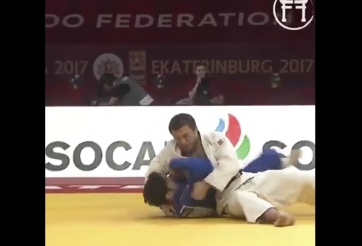 VIDEO: Đây là lí do không được phép bất cẩn dù chỉ 1 giây trên sàn đấu