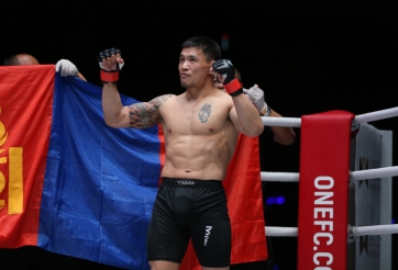 Narantungalag Jadambaa – Bức tường thành thách thức Martin Nguyễn tại Root Of Honor