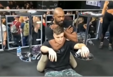 VIDEO Nhà vô địch UFC Jon Jones siết ngất fan hâm mộ